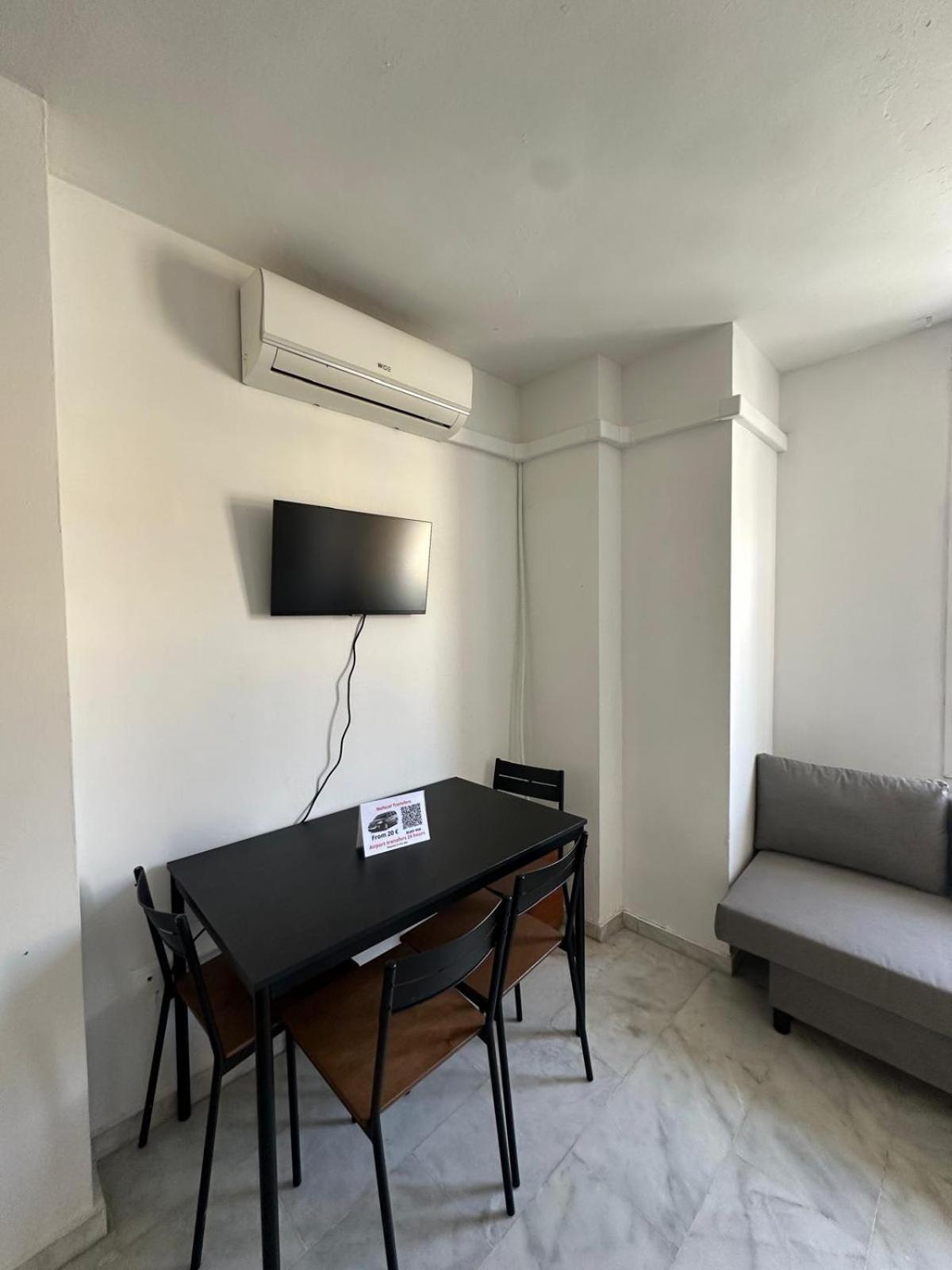 Apartamentos Playa Huelin Malaga Bagian luar foto
